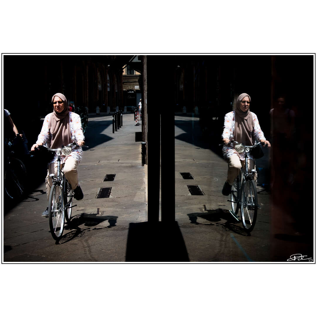 🇬🇧 Gliding between motion and reflection, she slips through the city's surface unseen.
🇮🇹 Un passaggio leggero, tra riflesso e movimento. E la città la lascia scorrere.

.
..
...
#UrbanEchoes #CityLayers #SonyRX100iv #StreetPhotography #VisualPoetry #UrbanLife #NarrativeLight