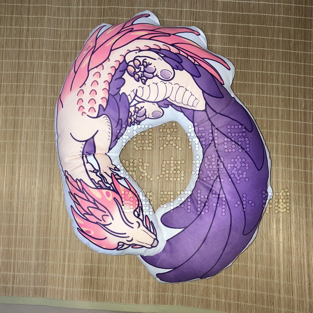 #MonsterHunterwilds #MonsterHunter #怪物猎人 #泡狐龙 
泡狐抱枕打样终于到了
效果确实不错
棉比我想得厚实
导致泡狐图案被撑得鼓鼓囊囊的
不过棉是可以调整的 无所谓
本来画的时候头尾是没接触的
结果给棉一撑
实物头尾靠一起了
意料之外的效果更好
可以环脖子上当靠枕
蛮大的 背鳍到尾巴大概45厘米