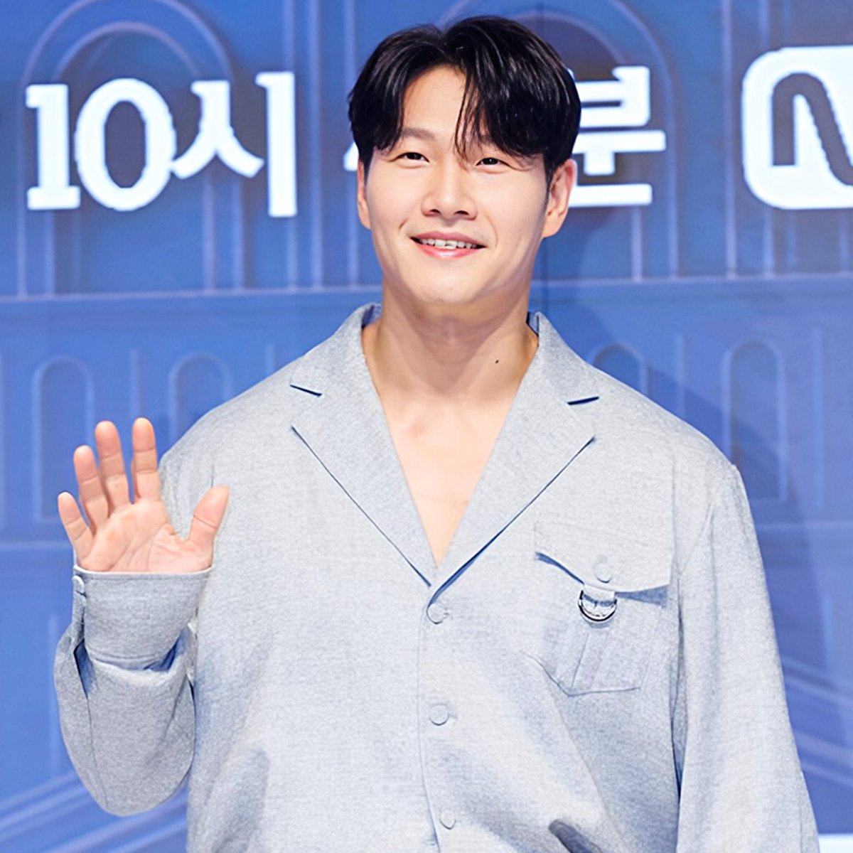 kdrama_sul2's tweet photo. 🚨🚨🚨
أعلن المغني وعضو رننق مان كيم جونقكوك عن زواجه !
وسيتم بث حلقة خاصة بالبرنامج التي توثق هذه الخطوة
في 31 من اغسطس ، لِيعيش الجمهور المشاعر معه 😭

وخلال تصوير الحلقة اليوم بافتتاح البرنامج أخبر جونغ كوك الأعضاء شخصيًا بزواجه وأضاف جونغكوك بالرغم من أن الحلقة كان من المقرر بثها في سبتمبر لكن تم تقديم موعد البث " ستعرض في 31 أغسطس "

• في وقت سابق اليوم أكدت وكالة كيم جونغ كوك الخبر

• أعلن جونغ كوك زواجه برسالة كتب فيها " يصادف هذا العام الذكرى السنوية الثلاثين لترسيمي وبدلًا من إصدار الألبوم الذي أراده الناس صنعتُ نصفي الآخر ، أرجو منكم تهنئتي ودعمي قد يكون الوقت متأخرًا لكن من حسن حظي أنني أستطيع أخيرًا المضي قدمًا في هذا الطريق "