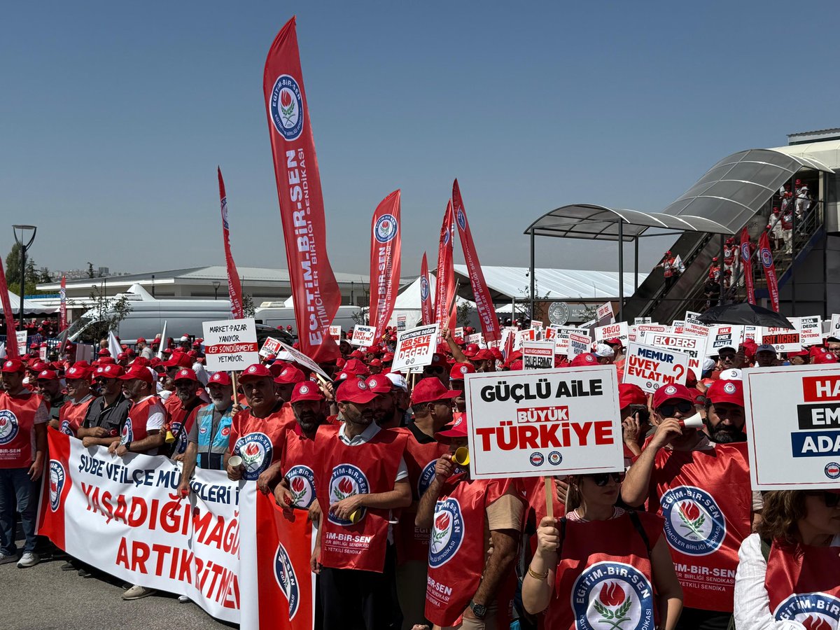 MemurSenKonf's tweet photo. Kamu işvereninin yetersiz teklifine karşı, binlerce kamu görevlisiyle yürüyüşe geçtik.
Adalet için, hakkımız için, emeğimiz için yürüyoruz!
#MemurMeydanda https://t.co/d9GVoJoCJT