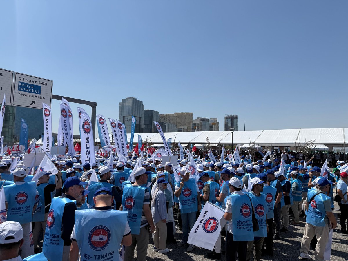 MemurSenKonf's tweet photo. Kamu işvereninin yetersiz teklifine karşı, binlerce kamu görevlisiyle yürüyüşe geçtik.
Adalet için, hakkımız için, emeğimiz için yürüyoruz!
#MemurMeydanda https://t.co/d9GVoJoCJT