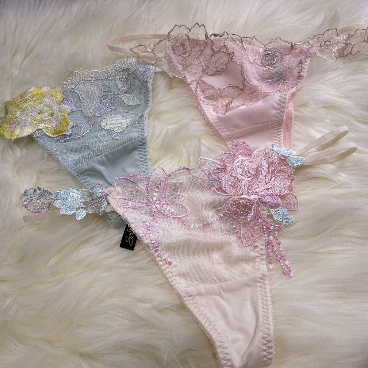 【サルート在庫紹介🦋.*˚】

おしりのラインが綺麗に見えるTバック🍑
繊細な刺繍と美しいデザインでとってもお気に入りです.⋆𝜗𝜚

気になる方はDM でお問い合わせお願いします𓂃◌𓈒𓐍

 #下着売り子  #サルート  #パンツ売ります #使用済み下着 #下着販売