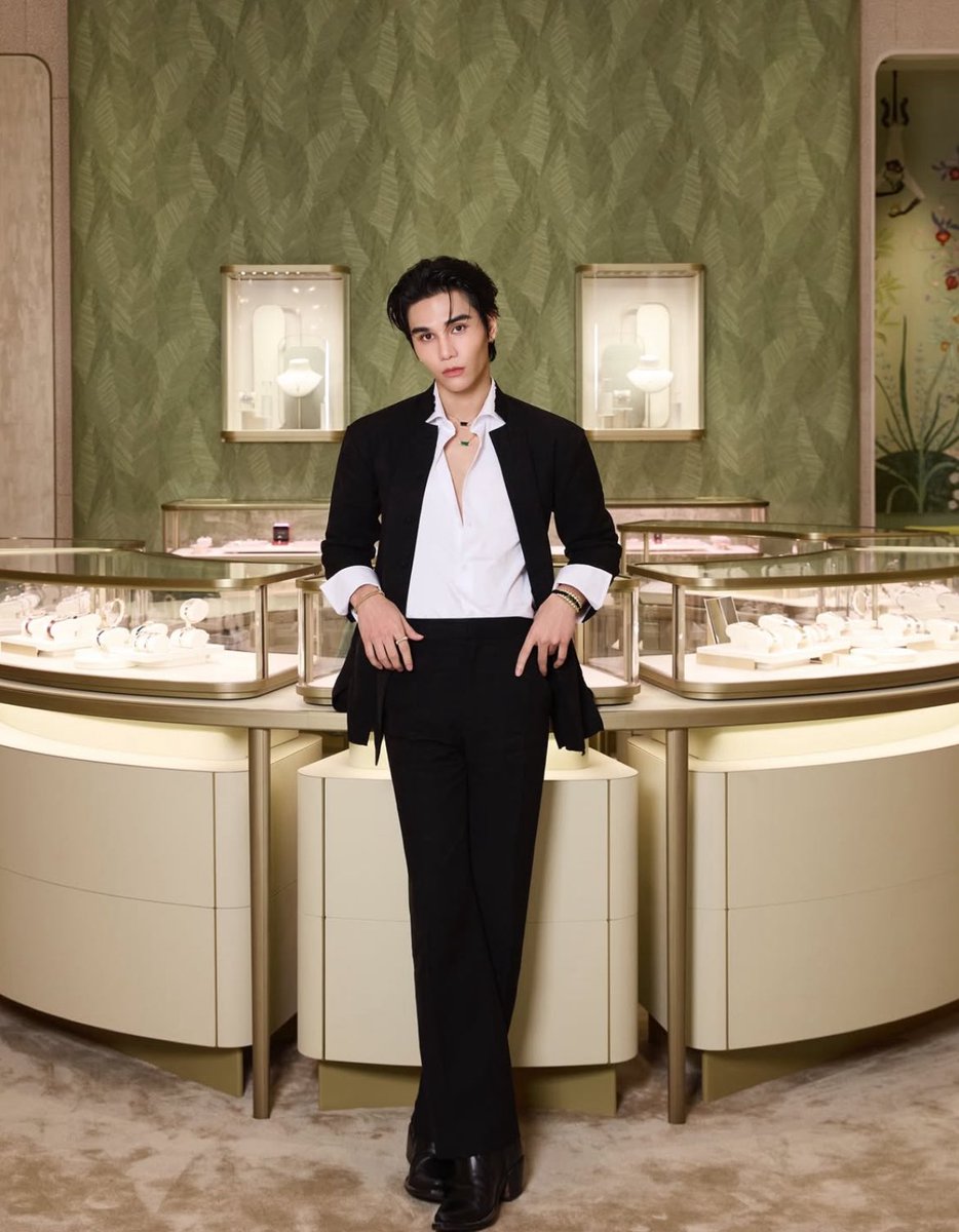 𝙝𝙤𝙪𝙧𝙡𝙮 𝙟𝙚𝙛𝙛 (@hovrlyjeff) on Twitter photo 