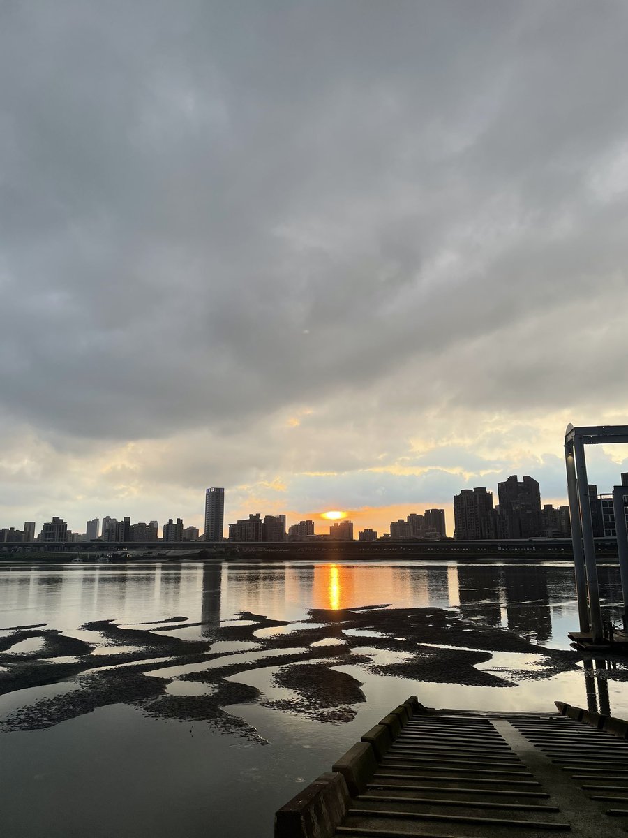 _24Sharifa's tweet photo. Long ride with sunset view🌅

#sunset #taiwan https://t.co/b6iQWWdkdX