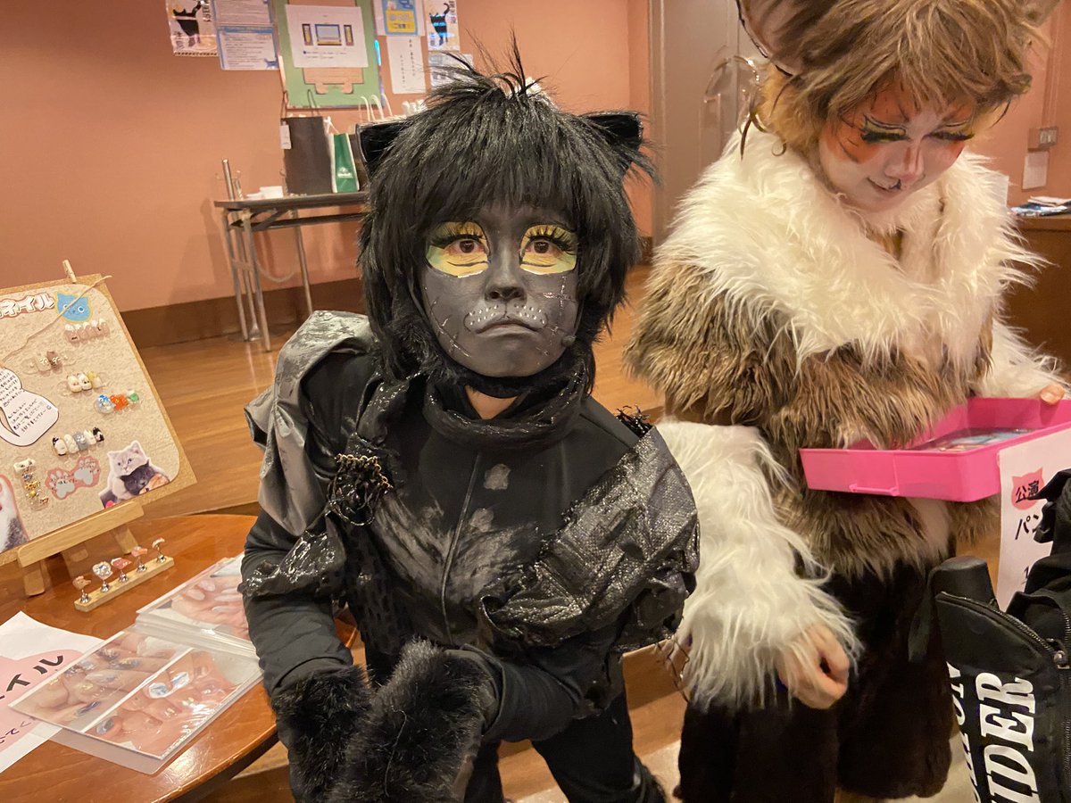 piyougo's tweet photo. 先日遊にゃんの舞台見てきました
猫大好きな遊にゃんが！黒猫役ですよ！見なきゃでしょ☺️
予想はしてたけど本当にメイクが素敵でした✨
黒猫たくさんいるから分かるかなぁって思ってたけど、ひょこって2匹現れた瞬間に｢あ、あっち遊にゃんぽい｣って思ったら合ってました。あと瞬きでも分かります（笑 https://t.co/RXENzwPjwK
