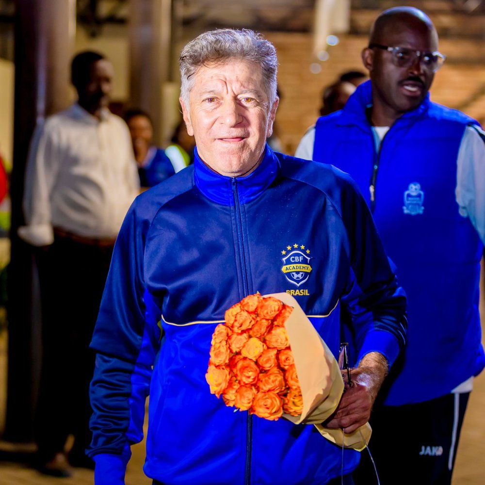 Ishyirahamwe ry’Umupira w’Amaguru ku Isi (FIFA), ryategetse Rayon Sports FC kwishyura Roberto Oliveira Gonçalves do Carmo 'Robertinho' wahoze ari umutoza wayo, ibihumbi 22,5$ [arenga miliyoni 30 Frw] kubera kumwirukana binyuranyije n’amategeko.