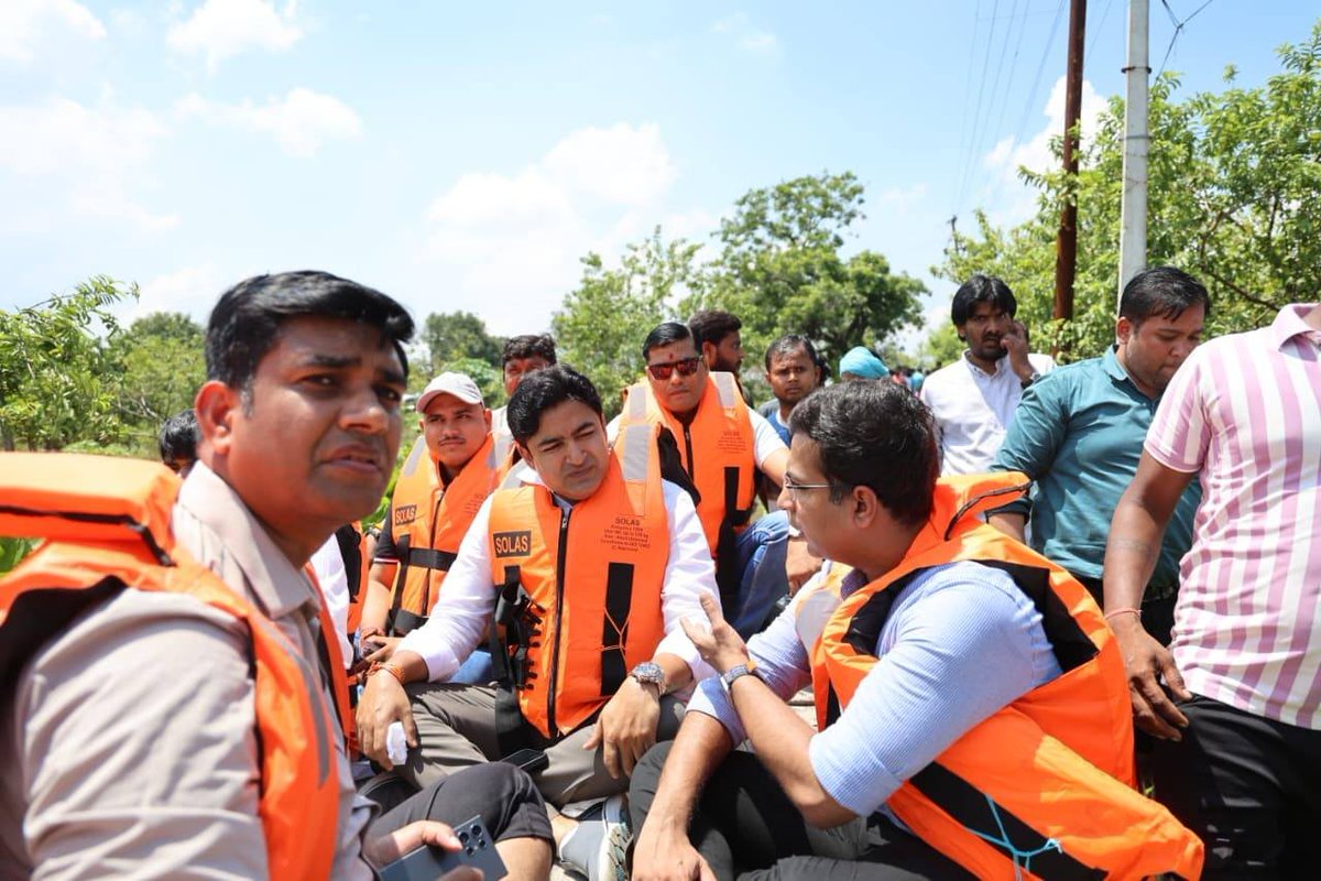MLA Abhijeet Singh Sanga (@bjp4abhijeet) on Twitter photo рдмрд┐рдареВрд░ рд╡рд┐рдзрд╛рдирд╕рднрд╛ рдХреЗ рдЕрдВрддрд░реНрдЧрдд рдмрд╛рдврд╝ рдкреНрд░рднрд╛рд╡рд┐рдд рдХреНрд╖реЗрддреНрд░ рдХрдЯрд░реА рдХрд╛ рджреМрд░рд╛ рдХрд┐рдпрд╛ред рдмрд╛рдврд╝ рд╕реЗ рдкреНрд░рднрд╛рд╡рд┐рдд рдкрд░рд┐рд╡рд╛рд░реЛрдВ рдХреЛ рд░рд╛рд╣рдд рд╕рд╛рдордЧреНрд░реА рд╡рд┐рддрд░рд┐рдд рдХреА рддрдерд╛ рдЙрдирдХреА рд╕рдорд╕реНрдпрд╛рдУрдВ рдХреЛ рд╕реБрдирд╛ред рдЗрд╕ рджреМрд░рд╛рди рдЙрдкрдЬрд┐рд▓рд╛рдзрд┐рдХрд╛рд░реА рдорд╣реЛрджрдп рднреА рд╕рд╛рде рд░рд╣реЗ рдФрд░ рдЖрд╡рд╢реНрдпрдХ рдирд┐рд░реНрджреЗрд╢ рджрд┐рдПред рдмрд┐рдареВрд░ рд╡рд┐рдзрд╛рдирд╕рднрд╛ рдХреЗ рдЕрдВрддрд░реНрдЧрдд рдмрд╛рдврд╝ рдкреНрд░рднрд╛рд╡рд┐рдд рдХреНрд╖реЗрддреНрд░ рдХрдЯрд░реА рдХрд╛ рджреМрд░рд╛ рдХрд┐рдпрд╛ред рдмрд╛рдврд╝ рд╕реЗ рдкреНрд░рднрд╛рд╡рд┐рдд рдкрд░рд┐рд╡рд╛рд░реЛрдВ рдХреЛ рд░рд╛рд╣рдд рд╕рд╛рдордЧреНрд░реА рд╡рд┐рддрд░рд┐рдд рдХреА рддрдерд╛ рдЙрдирдХреА рд╕рдорд╕реНрдпрд╛рдУрдВ рдХреЛ рд╕реБрдирд╛ред рдЗрд╕ рджреМрд░рд╛рди рдЙрдкрдЬрд┐рд▓рд╛рдзрд┐рдХрд╛рд░реА рдорд╣реЛрджрдп рднреА рд╕рд╛рде рд░рд╣реЗ рдФрд░ рдЖрд╡рд╢реНрдпрдХ рдирд┐рд░реНрджреЗрд╢ рджрд┐рдПред