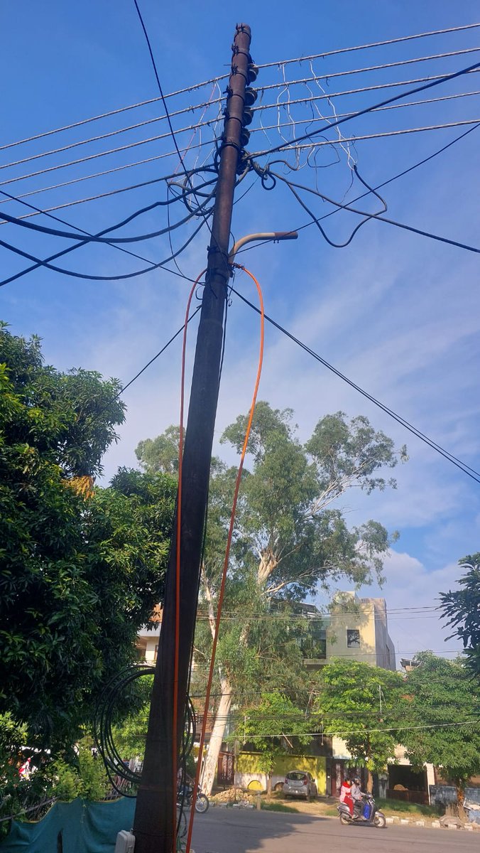 AsitS's tweet photo. @LMC_Lucknow  Have been registering complaint about this streetlight for months on Lucknow One App. Each time it’s marked “Issue Resolved” without action. Please address urgently.
📍 C 82/83, N, Kursi Road, Aliganj 

@AKSharmaOffice @aksharmaBharat @Sushma_Kharkwal https://t.co/OzScdMwpmQ