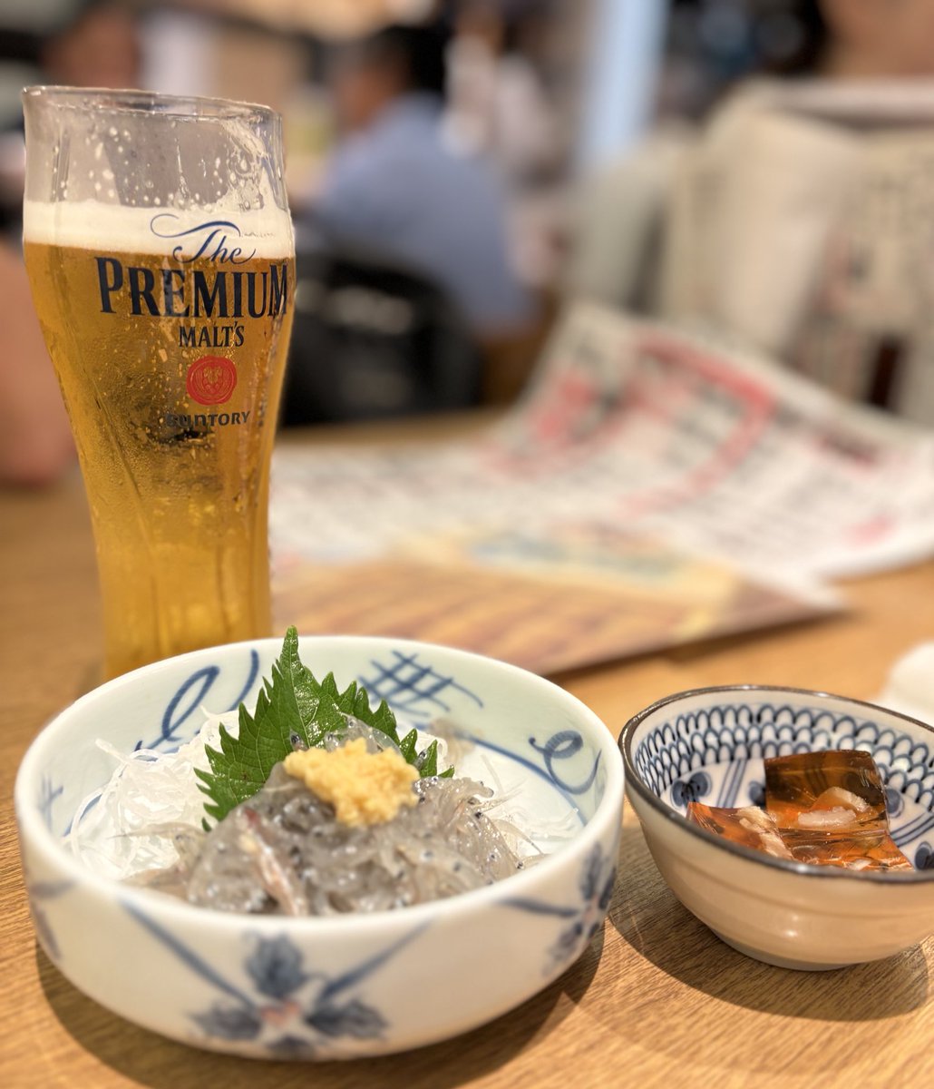 kurokiku3's tweet photo. 生しらすをちゅるっといった瞬間、
「これは海の正座」と思った。
ビールの冷たさと、しらすのほろ苦さが、
やけに仲良さそうに手をつないで胃に入っていく。
俺はただの通り道。 https://t.co/5Bzuvnwlr0