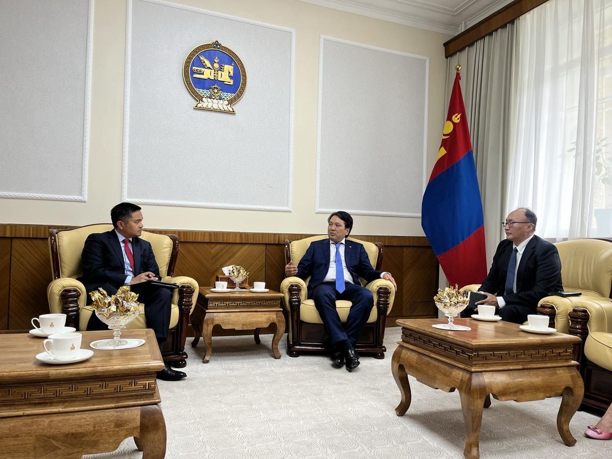 DeputyPMmon's tweet photo. Өнөөдөр Монгол Улсын Шадар сайд Т.Доржханд АНУ-аас Монгол Улсад суугаа онц бөгөөд бүрэн эрхт элчин сайд Ричард Буанганыг хүлээн авч уулзлаа. 

https://t.co/Y1a769oENP https://t.co/83caz91uMS