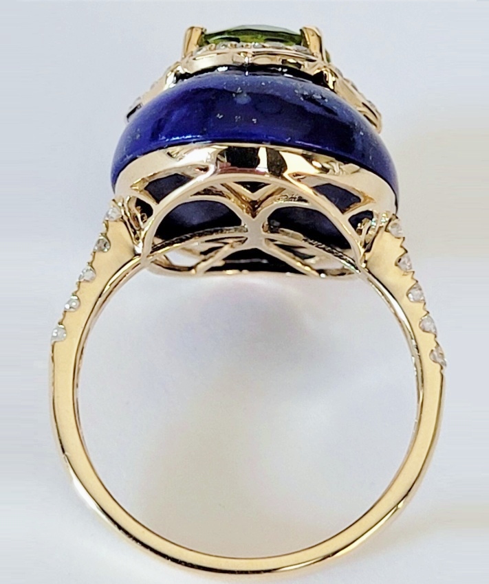 私が若い頃憧れていた作家さん、青紫×黄緑の取り合わせが大好きで、初めての出版記念にくり抜きラピスラズリ×YG覆輪留めペリドット×のリングをお求めになったそう。その写真が載ってる本を発売当日ドキドキしながら見たら、なんと白黒写真…。先行して雑誌にはカラー写真が載ったが｢いずれ単行本化す