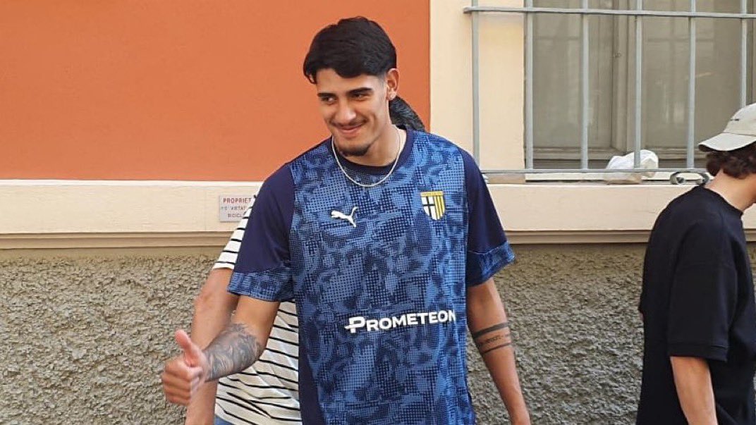 Mariano Troilo ya con la indumentaria del Parma. Todo listo para la presentación. 🫡
📸 <a href="/simo_lor/">Simone Lorini</a>