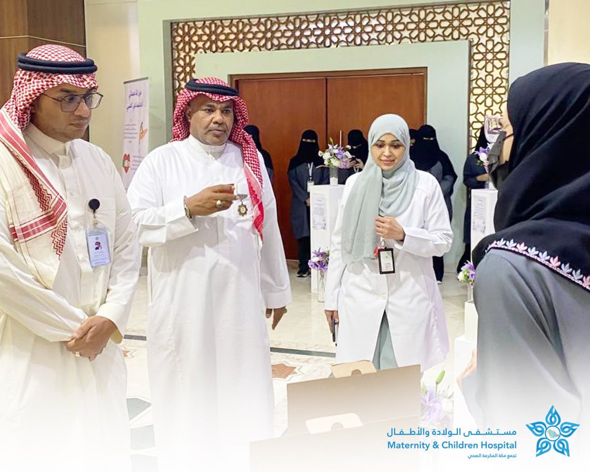 نظم قسم #الخدمة_الإجتماعية النشاط الختامي لطالبات التدريب التعاوني ب #جامعة_أم_القرى
حيث أُقيم معرض توعوي يستهدف الامهات والأطفال بهدف توعيتهم حول طُرق حماية أبنائهم من التحرش .
تضمن المعرض جانب ترفيهي (العلاج بالعب ) ومن خلاله يتمكن الطفل التعبير عن مشاعره وإذا كان يعاني من شيء