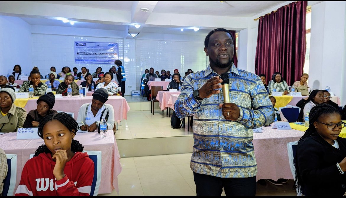 PascalMugaruka's tweet photo. Le #CAFED organise un atelier d’adoption et de vulgarisation des stratégies d’implication des femmes et filles dans la médiation et la facilitation des conflits communautaires.
Durant 3 jours à Goma, leaders communautaires, organisations féminines et jeunes engagés unissent leurs voix et leurs expertises pour :
Identifier et adapter des stratégies inclusives et efficaces
Vulgariser et mettre en œuvre des plans d’action concrets
Consolider les réseaux de paix portés par les femmes et les filles
Parce que lorsque les femmes s’assoient à la table du dialogue, la paix devient plus durable et la cohésion sociale plus forte.
…………..
@AFRICARECONCILED
