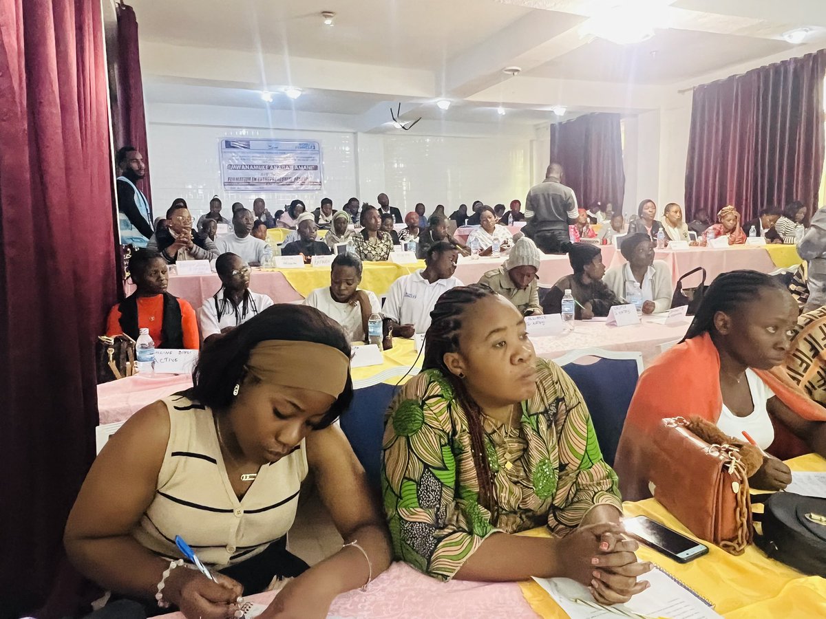 PascalMugaruka's tweet photo. Le #CAFED organise un atelier d’adoption et de vulgarisation des stratégies d’implication des femmes et filles dans la médiation et la facilitation des conflits communautaires.
Durant 3 jours à Goma, leaders communautaires, organisations féminines et jeunes engagés unissent leurs voix et leurs expertises pour :
Identifier et adapter des stratégies inclusives et efficaces
Vulgariser et mettre en œuvre des plans d’action concrets
Consolider les réseaux de paix portés par les femmes et les filles
Parce que lorsque les femmes s’assoient à la table du dialogue, la paix devient plus durable et la cohésion sociale plus forte.
…………..
@AFRICARECONCILED
