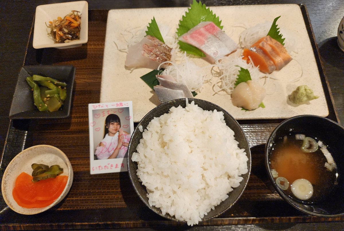 出張めし。
何もない。時間も遅い。
ので居酒屋の刺身定食(ノ_･､)
コスパはよし、米もおいしかった。