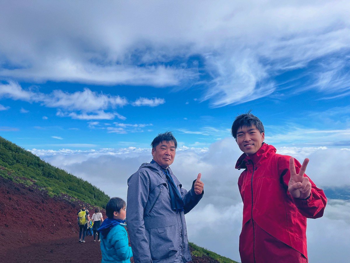 asoccer0417's tweet photo. 父の念願でもあった富士登山へ！
30歳と55歳の節目の年にようやく実現🗻
天候不良の為、山頂からの御来光と景色を一望することは叶いませんでしたが8合目からの景色も絶景でした✨
次こそは山頂からの景色と御来光を拝みたいので、来年必ずリベンジします！
#富士山 #吉田ルート #天空の世界  #再挑戦 https://t.co/Mje0Z799mX