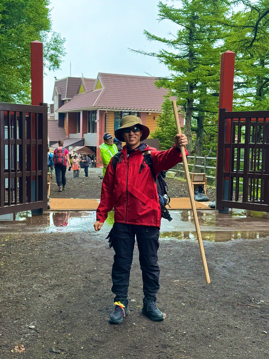asoccer0417's tweet photo. 父の念願でもあった富士登山へ！
30歳と55歳の節目の年にようやく実現🗻
天候不良の為、山頂からの御来光と景色を一望することは叶いませんでしたが8合目からの景色も絶景でした✨
次こそは山頂からの景色と御来光を拝みたいので、来年必ずリベンジします！
#富士山 #吉田ルート #天空の世界  #再挑戦 https://t.co/Mje0Z799mX