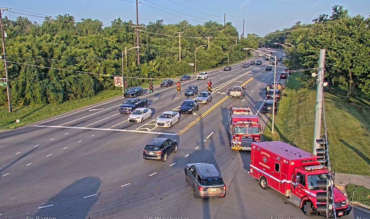 lexwrecks's tweet photo. Injury Collision:
Inbound Winchester Rd at Fortune Dr -
The right lane is blocked. https://t.co/jxs5jQHqQw