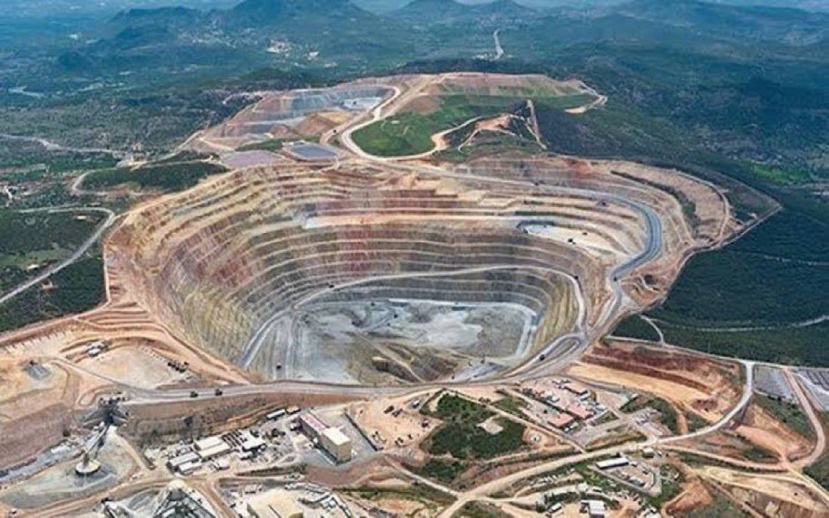 Uşak’ta 250 bin kişi 11 milyon m³ su tüketti. Kanadalı şirkete ait Tüprag Altın Madeni 12 milyon m³ su tüketti. 

Sonuç: Uşak’ta barajlar kurudu, şehre günde 6 saat su verilebilecek.

Bir maden, koca şehrin suyundan daha fazlasını içti. Altın Kanada’ya gitti, Uşak susuz kaldı.