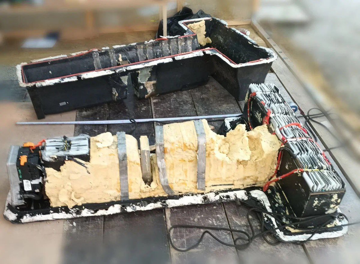 Der FSB hat einen Terroranschlag auf der Krim-Brücke verhindert. 130 kg Sprengstoff wurden in ein Auto eingebebaut. Das Niveau der Ausführung des Terroranschlags - Staatlich. Der mit einer Sprengfalle versehene Chevrolet Volt kam aus der Ukraine im Transit durch mehrere