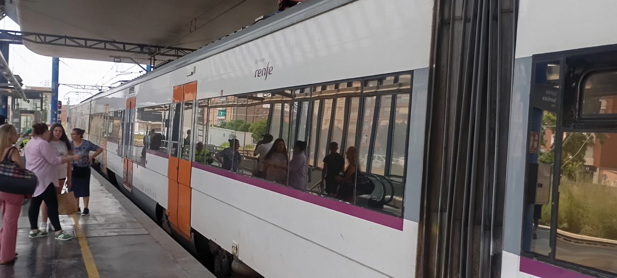 CarlosShow_'s tweet photo. @rodalies otra vez, 35º menos de 15 minutos para salir, tren cerrado https://t.co/tKwcBvFbWC