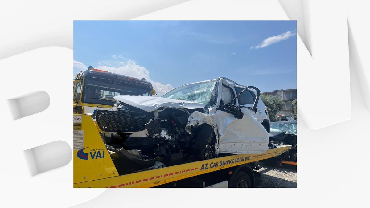 BFMTV's tweet photo. Marion Maréchal et son mari victimes d'un violent accident de voiture en Italie
https://t.co/R6UKhQ72Bv https://t.co/XlSrblUshx