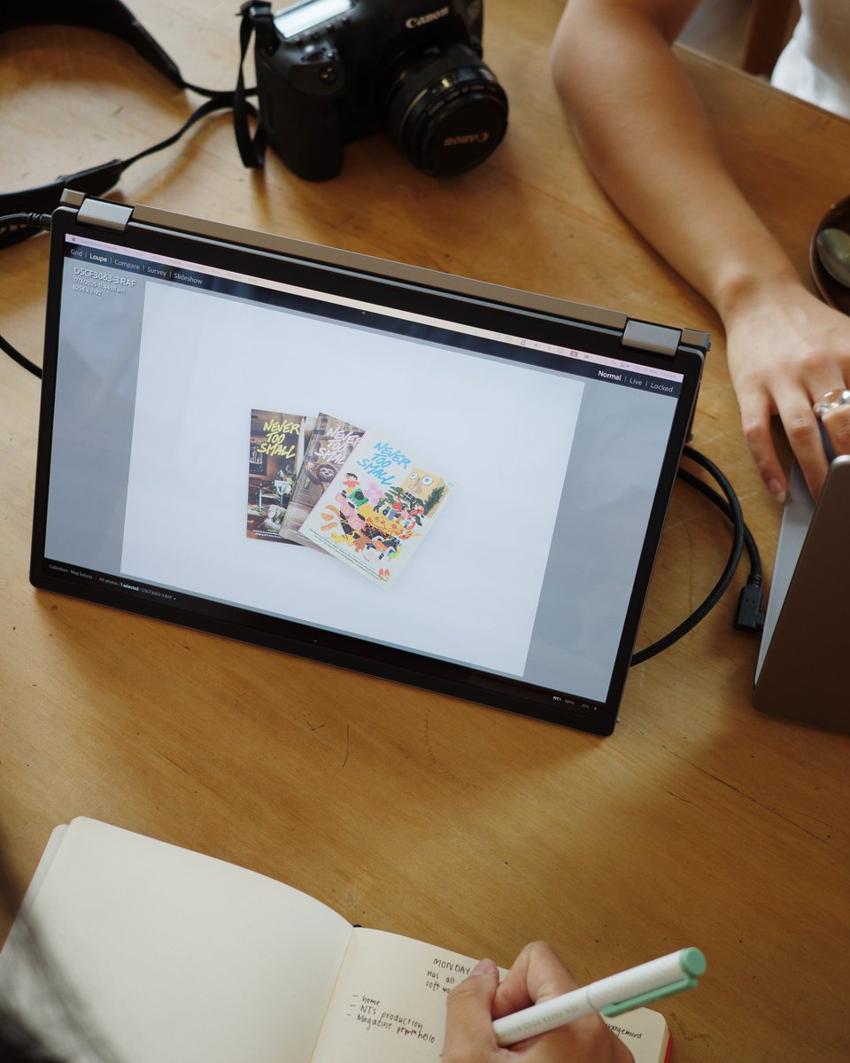 ASUS_za's tweet photo. 💻💻 The #ZenScreen DUO OLED
MQ149CD unfolds into two 14” screens—
perfect for expanding your mobile
workspace.
Cowork in the cards? Flip the top display
all the way around and use mirror mode to
share. 😎
👇How would you use this slick solution?
#PortableMonitor https://t.co/MqiuQuvST1