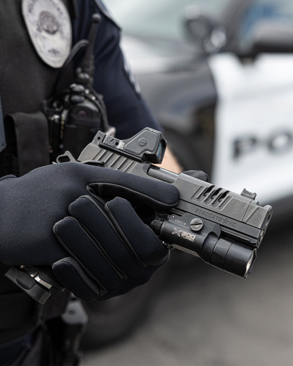 tacticalporn's tweet photo. El hierro de la policía de 🇺🇲Ontario

🚩Staccato 2011 XC con:
-🎯Trijicon RMR HD
-🔦Surefire X300 Turbo
- Placa visor y miras Dawson Precision

El arma es entregada a cada policía con 4 cargadores, un portacargador triple y una funda Safariland.

Un conjunto de aprox 6000€💰 https://t.co/bWDxObe5Uc