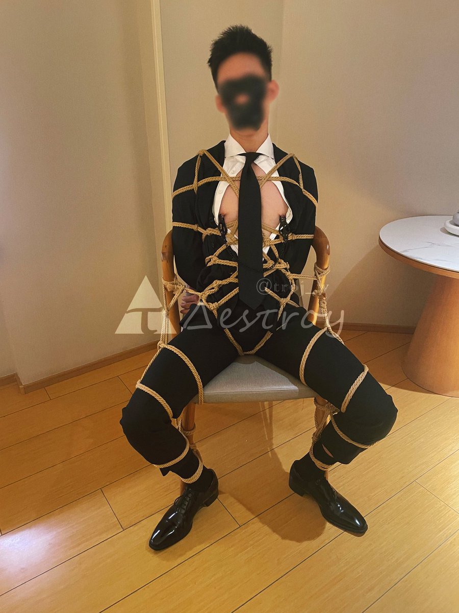 troj_w's tweet photo. 买家来收货之前，我先来做个出厂测试，确保商品可以摆成各种姿势供买家玩弄👷🏻‍♂️ https://t.co/7hyFZA4K8k
