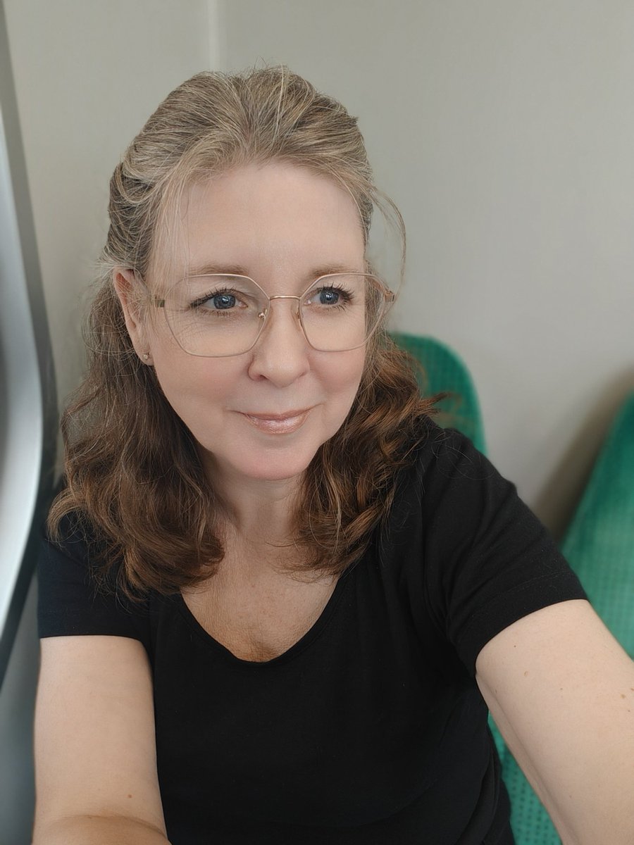 Chocomelletje's tweet photo. Even naar de salon gegaan Vanmorgen. Gelucht met de liefde, daarna naar huis om wat dingen daar te doen en te regelen. En nu weer naar de leukste om voor hem te zorgen.
#ZusterCliviaEnRoute
#metroleven
#Rotterdam https://t.co/zcpul5NNxX