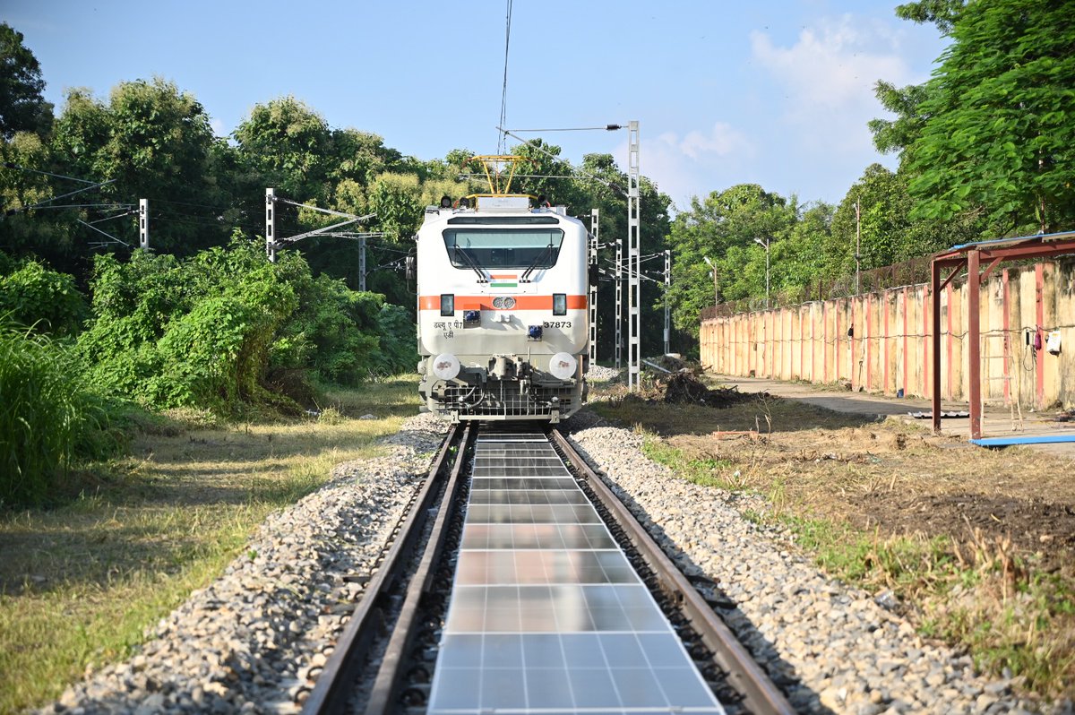 RailAnalysis's tweet image. #BanarasLocomotiveWorks introduces 70m removable #solarpanelsystem between #railwaytracks

Read more: railanalysis.in/rail-news/bana…

#BLW #Netzeroemission #Innovation #Technology #Greenenergy #Indianrailways #Sustainabledevelopment #Greenmobility #Infrastructure #Railanalysis