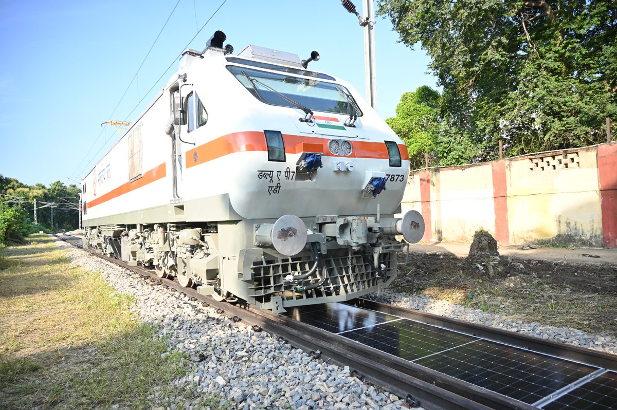 RailAnalysis's tweet image. #BanarasLocomotiveWorks introduces 70m removable #solarpanelsystem between #railwaytracks

Read more: railanalysis.in/rail-news/bana…

#BLW #Netzeroemission #Innovation #Technology #Greenenergy #Indianrailways #Sustainabledevelopment #Greenmobility #Infrastructure #Railanalysis