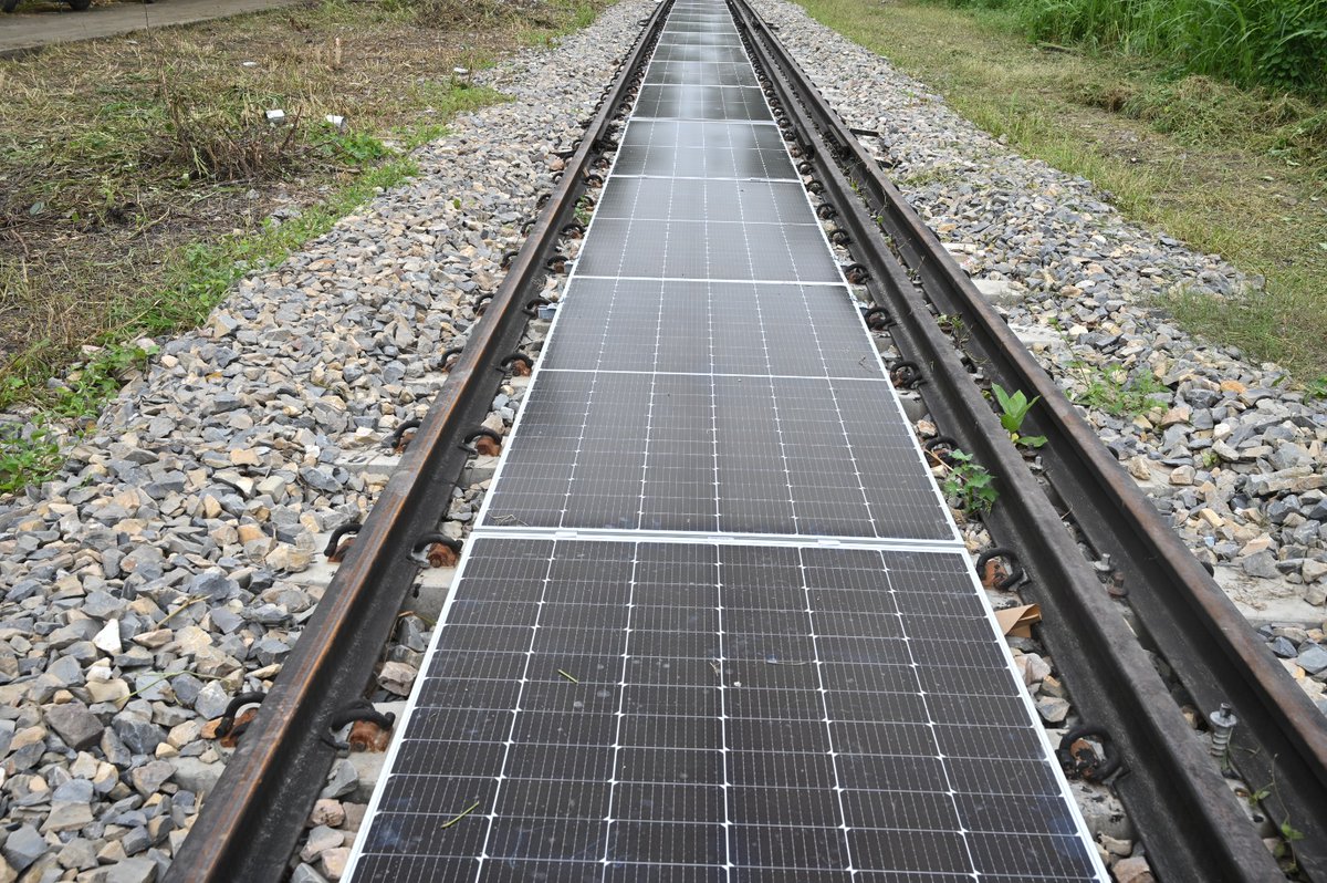 RailAnalysis's tweet image. #BanarasLocomotiveWorks introduces 70m removable #solarpanelsystem between #railwaytracks

Read more: railanalysis.in/rail-news/bana…

#BLW #Netzeroemission #Innovation #Technology #Greenenergy #Indianrailways #Sustainabledevelopment #Greenmobility #Infrastructure #Railanalysis