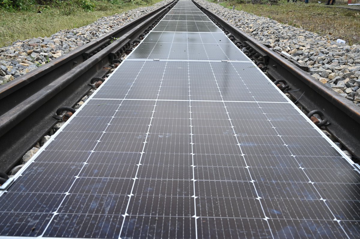 RailAnalysis's tweet image. #BanarasLocomotiveWorks introduces 70m removable #solarpanelsystem between #railwaytracks

Read more: railanalysis.in/rail-news/bana…

#BLW #Netzeroemission #Innovation #Technology #Greenenergy #Indianrailways #Sustainabledevelopment #Greenmobility #Infrastructure #Railanalysis