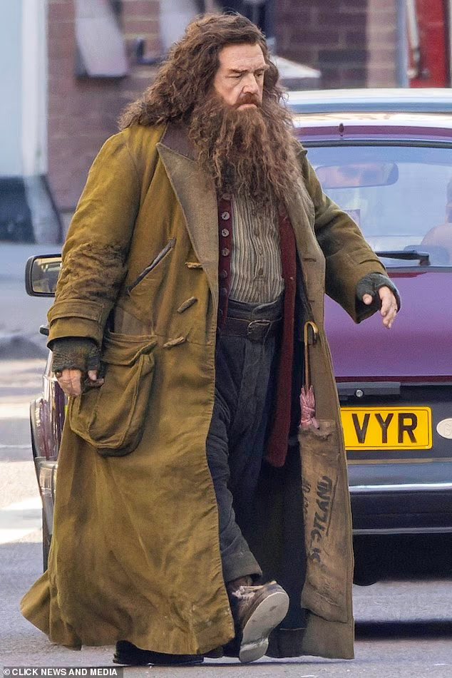 cacocardassi's tweet photo. ATENÇÃO!!! 

Imagens de Harry e Hagrid nas cenas que foram gravadas ontem! 

Os atores Nick Frost e seu dublê corporal Martin Bayfield estiveram em cena ao lado de Dominic McLaughlin. 

QUE BELA MANEIRA DE COMEÇAR A SEMANA https://t.co/0ablltu7Re