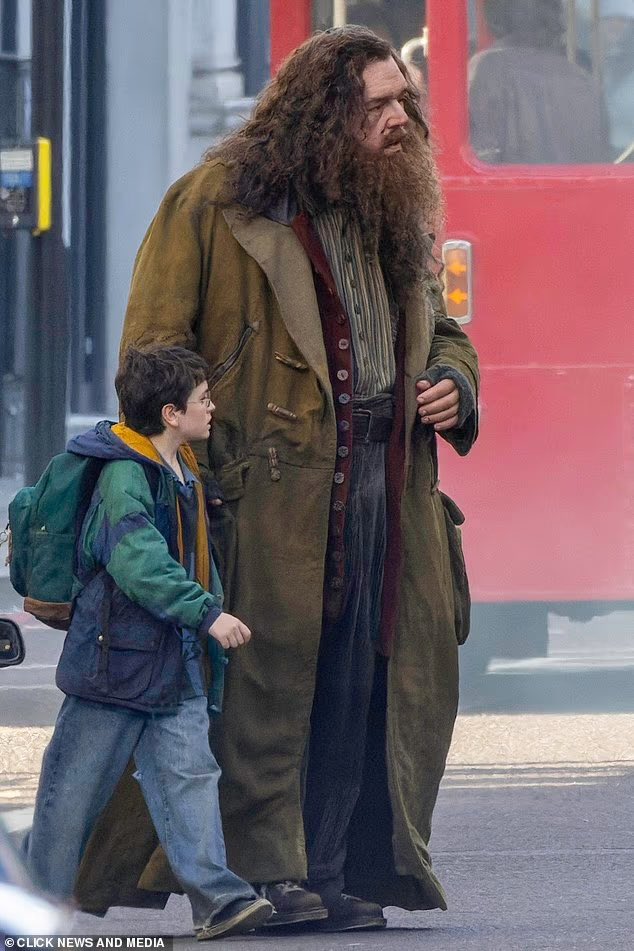 cacocardassi's tweet photo. ATENÇÃO!!! 

Imagens de Harry e Hagrid nas cenas que foram gravadas ontem! 

Os atores Nick Frost e seu dublê corporal Martin Bayfield estiveram em cena ao lado de Dominic McLaughlin. 

QUE BELA MANEIRA DE COMEÇAR A SEMANA https://t.co/0ablltu7Re