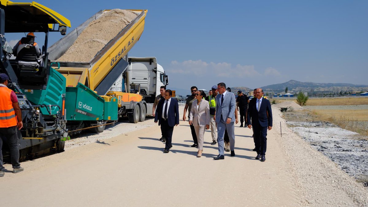 Burdurvalilik's tweet photo. 📌Sayın Valimiz @TBBilgihan ,Vali Yardımcımız Ahmet Mailoğlu, İl Emniyet Müdürü Ahmet Kurt, İl Jandarma Komutan Vekili J. Albay Cengiz Yanık, Karayolları 13.Bölge Müdürü Hasan Sarıoğlan ve Karayolları 134. Şube Şefi İsmail Baykal'la birlikte, ilimizde ulaşım güvenliği ve konforunu artırmaya yönelik yapımı devam eden;

➡️ Badarmit Köprüsü - Akyaka Kavşağı arası üst yapı iyileştirme çalışmasını yerinde inceledi.

Sayın Valimiz ayrıca;
➡ Gold Düğün Salonu mevkiinde bulunan orta refüje çelik bariyer ve toplayıcı yol yapım çalışmasının başlatılması,
➡ Hacılar Kavşağı ve Kuruçay Kavşağı güzergahında bulunan aydınlatma ve yavaşlatma ön uyarı çizgilerinin yapılması hususunda talimat verdi.

İlimizin ulaşım altyapısının güçlendirilmesine yönelik yatırımlar, vatandaşlarımızın daha güvenli, hızlı ve konforlu bir ulaşıma kavuşması amacıyla kararlılıkla sürdürülüyor.