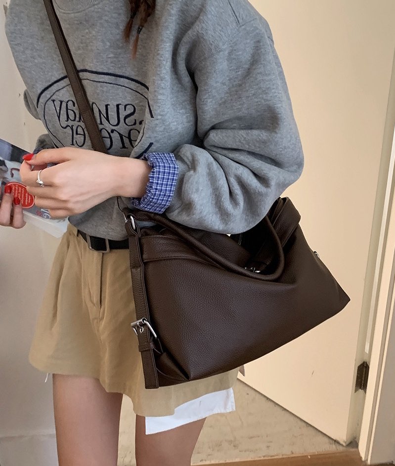 kukkikkingkong's tweet image. ราคาหลักร้อย ดูดีหลักพัน kaka studio เป็นร้านที่กระเป๋าสวย treandy มากกก ใบนี้หนังสวย แถมสายปรับสั้นยาวได้ สะพายเข้า body สุบๆ มี 4 สีแหนะ ตอนนี้ราคาดีมากบอกเลย🧸✨