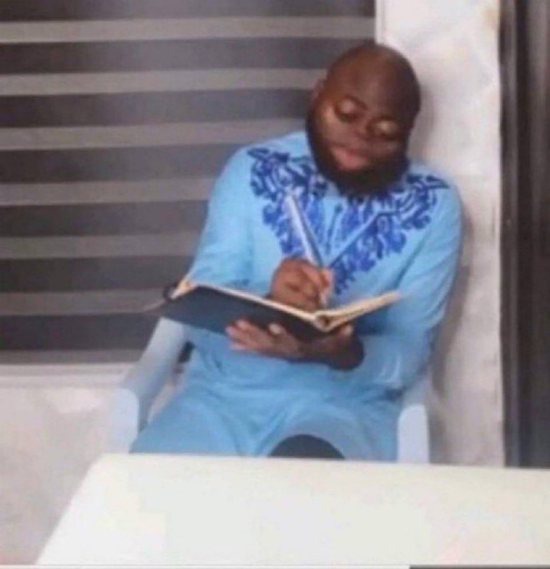 YKoluwaseun9's tweet photo. Geh geh: "no give woman your money"

Poor man: https://t.co/Z17Bp6TtJg