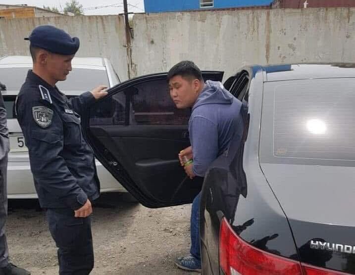 Энэ гар юу ярьж бна эсрэгээр нь бодчиход болно.