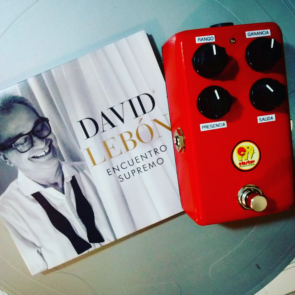 EfectosCluster's tweet image. ¡Un pedal con historia! 🎸 La 1ra versión de nuestro #Jaminabox18 fue ajustada por David Lebón y Ariel Minimal. Su sonido, inmortalizado en las sesiones de “Encuentro Supremo”. ✨

#EfectosCluster #DavidLebon #ArielMinimal #RockArgentino #VintageGear #SonidoProfesional