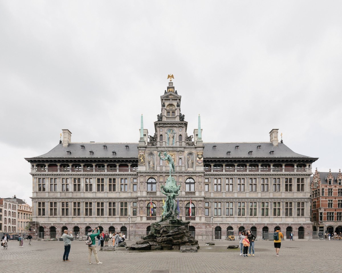 Archello's tweet image. HUB’s restoration of Antwerp City Hall balances heritage and sustainability. Historic façades and interiors were carefully renewed, while modern systems, daylight-filled vestibules.
buff.ly/1mBSHqp

#HistoricRestoration #SustainableArchitecture #Craftsmanship