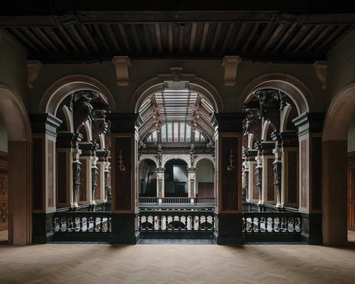 Archello's tweet image. HUB’s restoration of Antwerp City Hall balances heritage and sustainability. Historic façades and interiors were carefully renewed, while modern systems, daylight-filled vestibules.
buff.ly/1mBSHqp

#HistoricRestoration #SustainableArchitecture #Craftsmanship