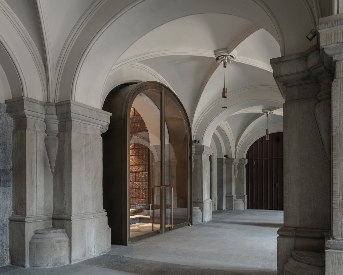 Archello's tweet image. HUB’s restoration of Antwerp City Hall balances heritage and sustainability. Historic façades and interiors were carefully renewed, while modern systems, daylight-filled vestibules.
buff.ly/1mBSHqp

#HistoricRestoration #SustainableArchitecture #Craftsmanship