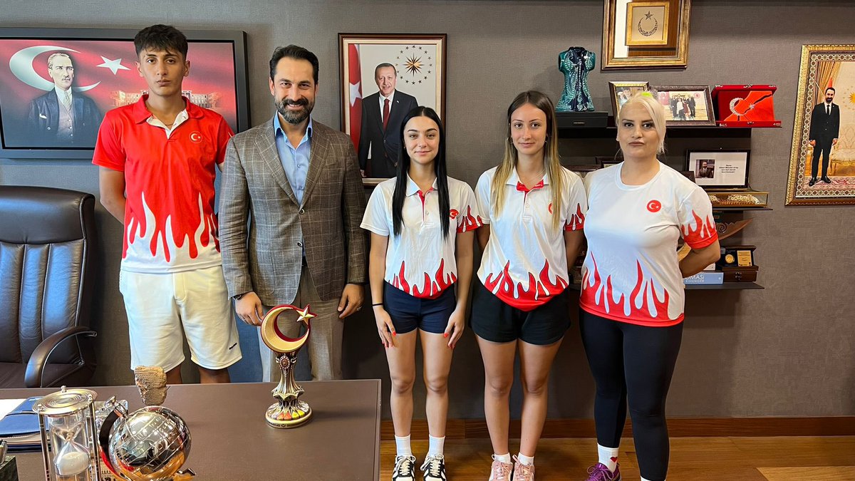 Badminton Büyükler Türkiye Şampiyonası’na katılmak için Ankara’ya gelen Manisalı sporcularımız Ece Terzi, Tuğçe Damar, Eyüp Eren Bakıcı ve antrenörleri Aygül Aydoğmuş’u TBMM’de misafir ettik. Şehrimizi en güzel şekilde temsil edecek sporcularımıza başarılar diliyorum.