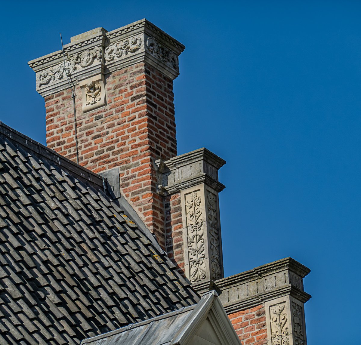 "Je ziet het pas als je het door hebt" (en je hebt het meestal pas door als iemand je erop wijst) De filosofie van Cruijff en de rode draad in mijn stadswandelingen: Man sieht nur was man weiss (Goethe).
De schoorsteenpartij van de Latijnse school uit 1544 westzijde.