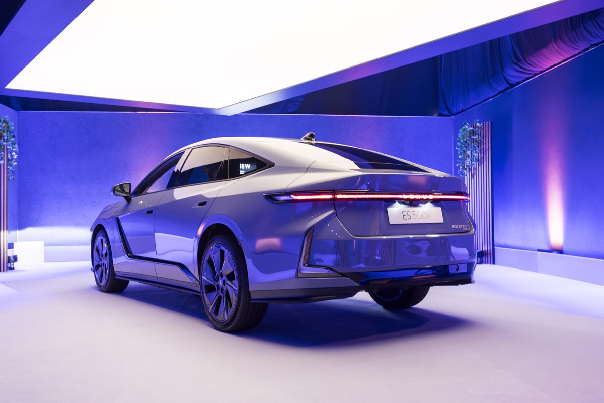 LexusSpain's tweet image. El nuevo #LexusES redefine el lujo con propósito:

✅ Híbrido y eléctrico
✅ Interior 100% digital
✅ Lexus Link+ y Hidden Switches

Personalización, sostenibilidad e inteligencia. brnw.ch/21wUZUm 

#LexusES #LexusElectrified