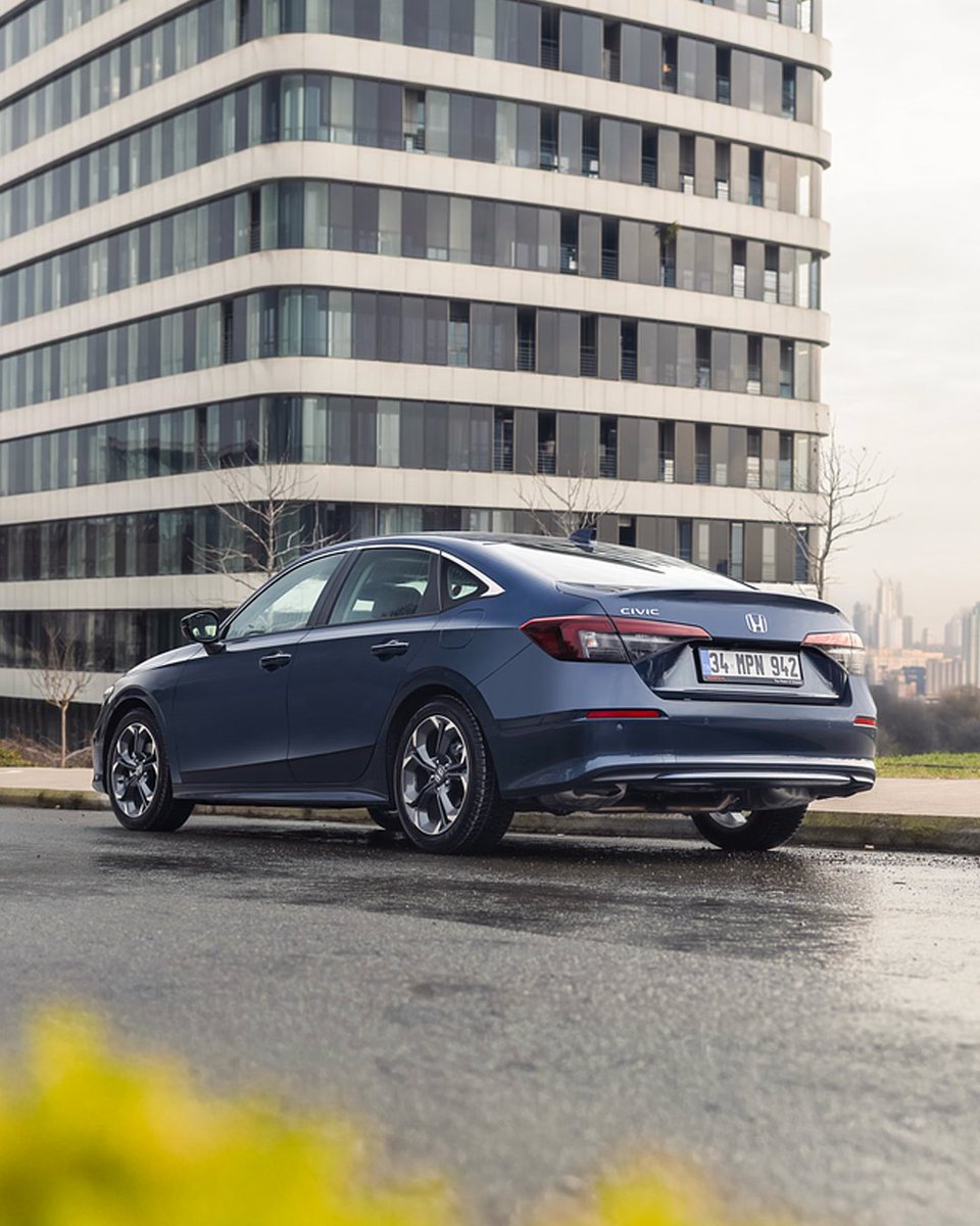 Duruşuyla iz bırakır: Honda Civic.

#Honda #HondaCivic