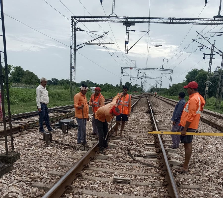 NareshJarwal8's tweet photo. ट्रैकमैन भी रेलवे का शिक्षित परिवार है तो फिर विभागीय पदोन्नति में ट्रैकमैन के साथ दुर्व्यवहार क्यों किया जा रहा है योग्यता अनुसार रेलवे बोर्ड न्याय करें
#Justice_For_Trackman #Ldce_Open_To_All
@RahulGandhi @PMOIndia  @AshwiniVaishnaw @dhruv_rathee 
@KhanSirOffical @gmwcrailway https://t.co/MLaUqnx67D